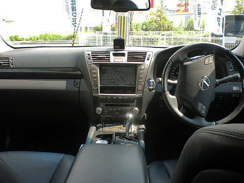 レクサスLS600H 4WD バージョンS：運転席