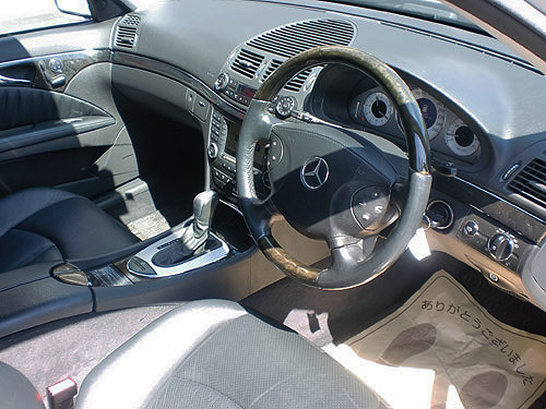 メルセデスベンツE500　アバンギャルド　AMGスポーツパッケージ　ハーマンカードン：運転席