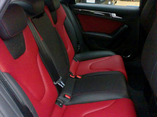 アウディＳ4　3.0　クワトロ　4WD：後部座席