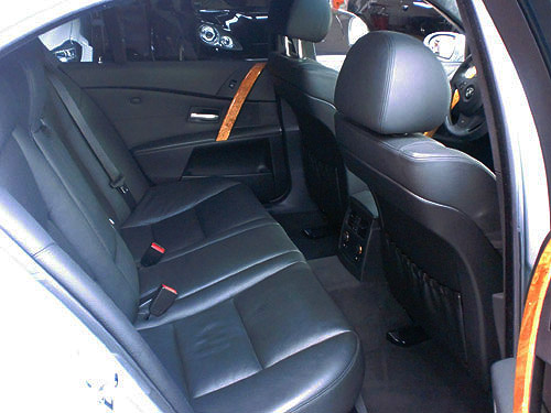BMW　M-5：後部座席