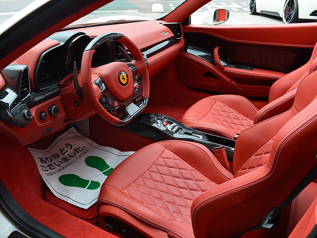 フェラーリ　458スパイダー：運転席