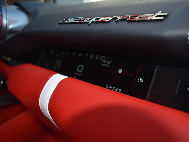 フェラーリ　812スーパーファスト：運転席