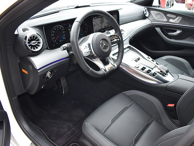 メルセデスAMG　GT43　4MATIC：運転席
