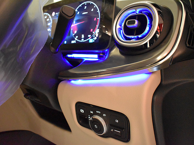 �����Z�f�X�x���cV220d EXCLUSIVE long Platinum Suite�F�^�]��