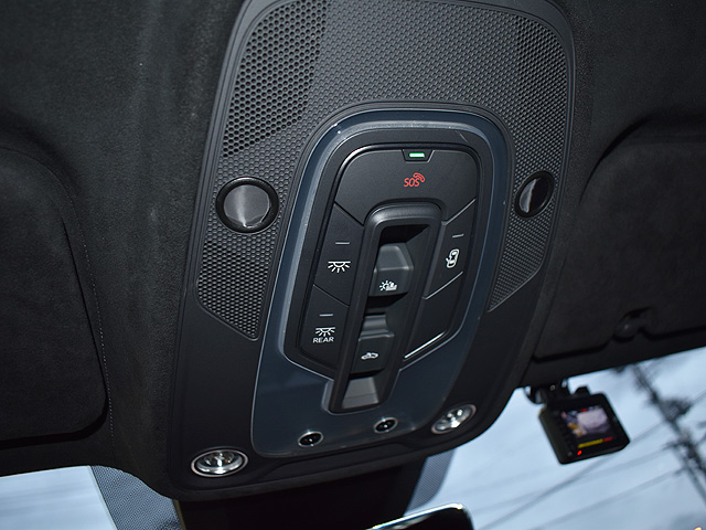 �����{���M�[�j�E���X�@�y���t�H���}���e�F�i�r